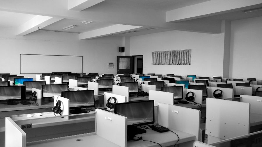 Oficina con varias estaciones de trabajo y computadoras