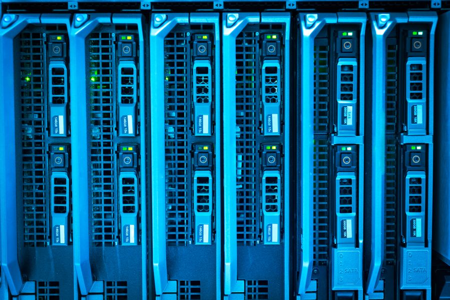 Servidores en rack con iluminación azul en un centro de datos